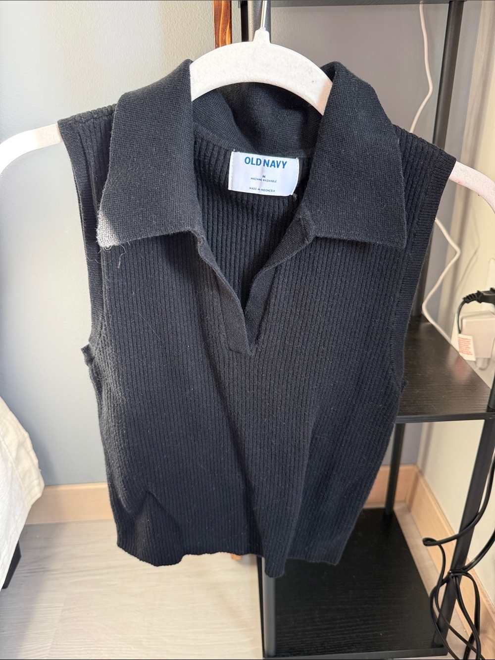 Old Navy Black Sleeveless V-Neck Ribbed Polo Sweater